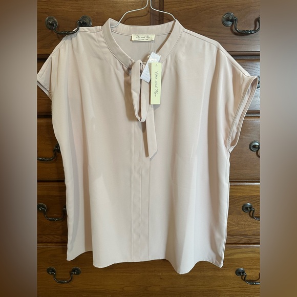 Doe & Rae Tops - NWT tie in front blouse